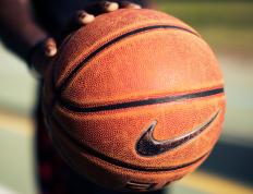 西亚卡姆在湖人比赛中刷新纪录，刷新纪录引发热议！再创辉煌时刻